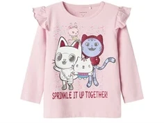 Lyserød langærmet t-shirt med Gabby's dollhouse print og flæser på skuldrerne fra Name It 13236203 corsage